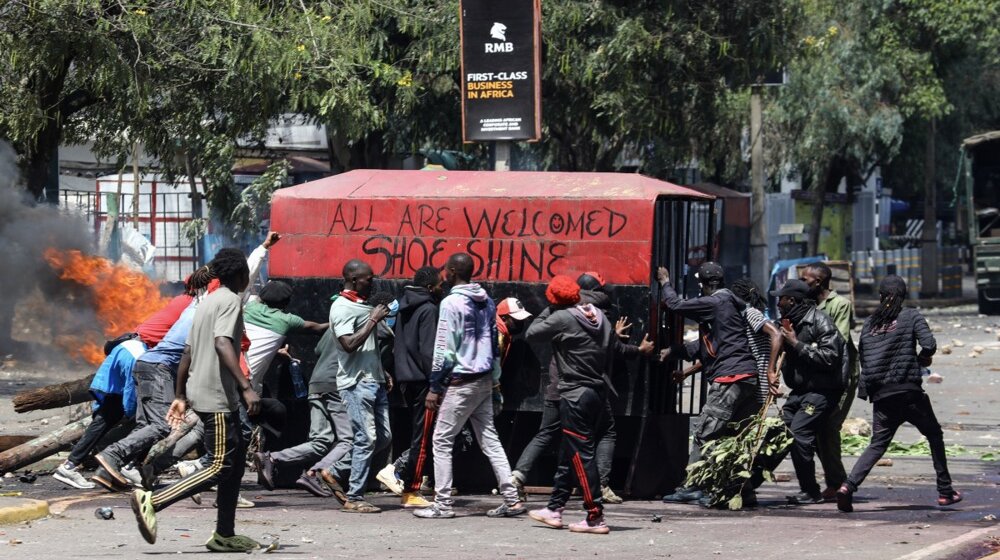 Kenija: Demonstranti upali u zgradu parlamenta i zapalili je 1