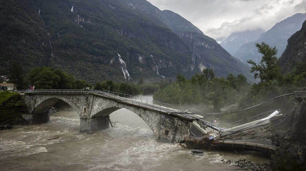 U klizištima i poplavama u Švajcarskoj i severnoj Italiji najmanje četvoro mrtvih 11