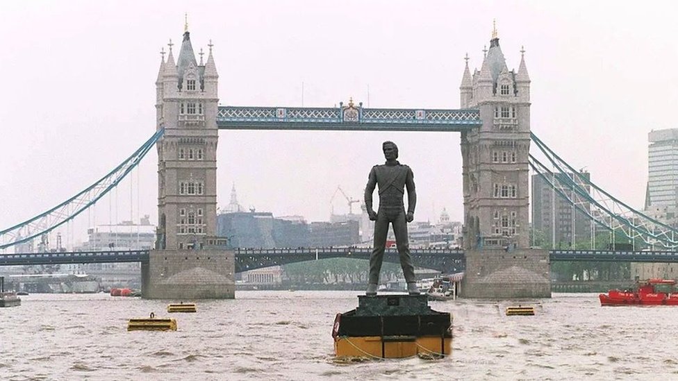 Džekson je znao kako da mitologizuje sebe, kao kada je njegova statua plovila niz reku Temzu 1995.