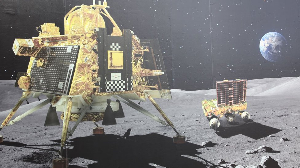 Lender Vikram i rover Pragjan na površini Meseca, diorama indijske svemirske agencije