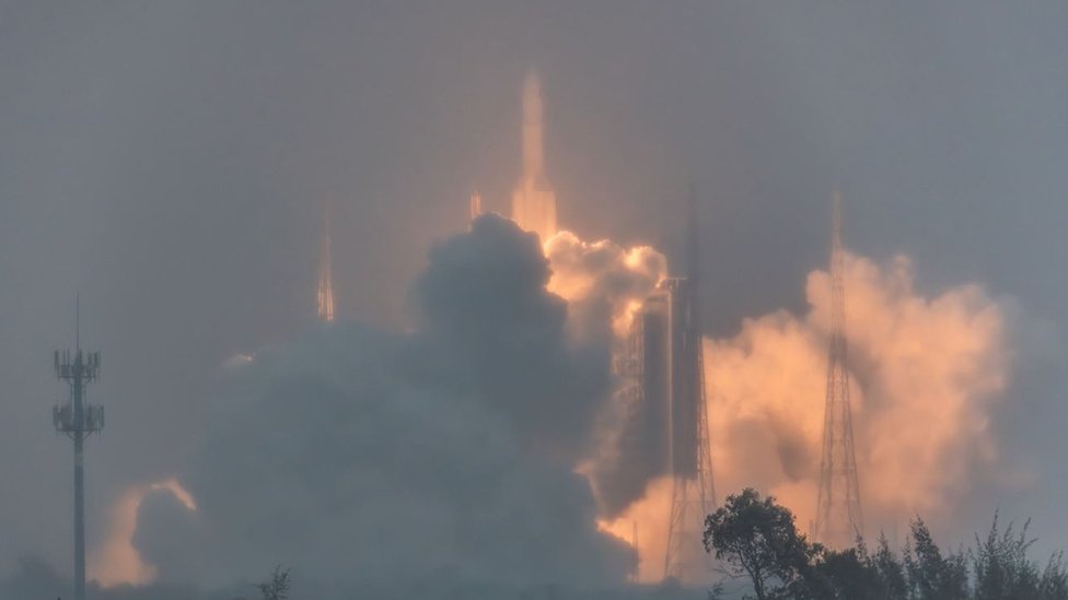 A Long March-5 Y8 carrier rocket carrying the Chang'e-6 lunar probe blasts off from the Wenchang Space Launch Center on May 3, 2024