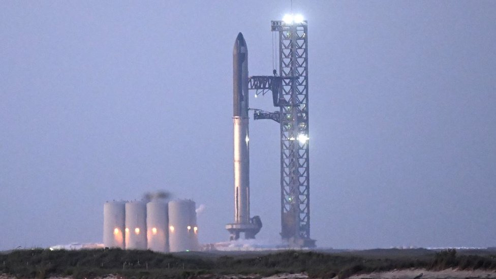 Raketa Spejs iks Staršip stoji na lansirnoj rampi u Boka Čiki, Teksas, 17. aprila 2023.
