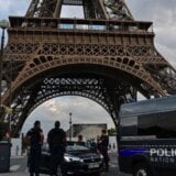 Francuska: Misteriozni kovčezi kod Ajfelove kule u Parizu, sumnja se na ruski rukopis 6