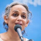 Indija i ljudska prava: Poznatoj književnici Arundati Roj preti suđenje i zatvor zbog komentara od pre 14 godina 6