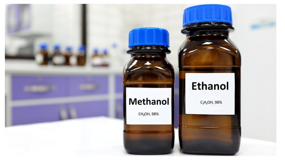 Fkašice metanola i etanola sa napisanim hemijskim jedinjenjima od kojih su napravljena