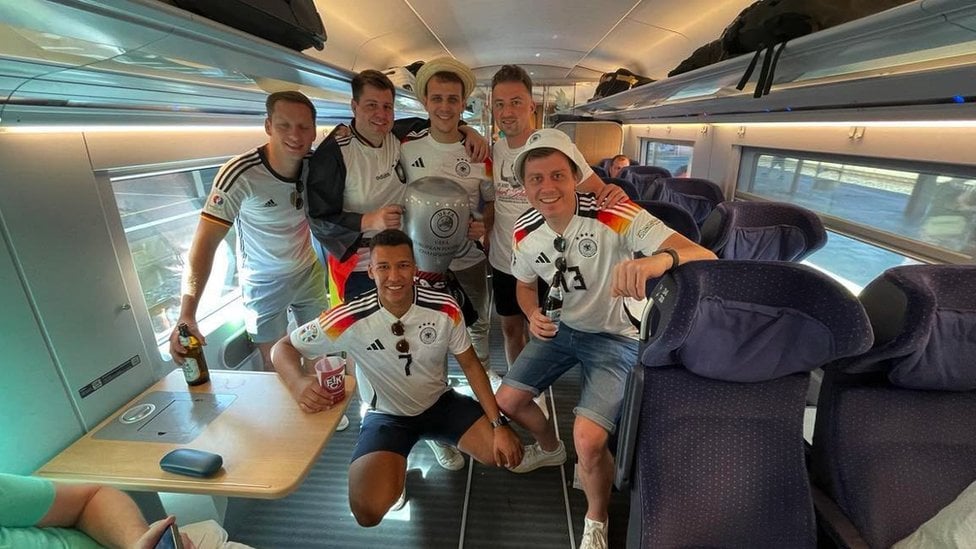 Braća Feliks (prvi zdesna) i Marsel Veber (stoji drugi sleva) sa prijateljima u vozu na putu ka Dortmundu i meču osmine finala između Nemačke i Danske
