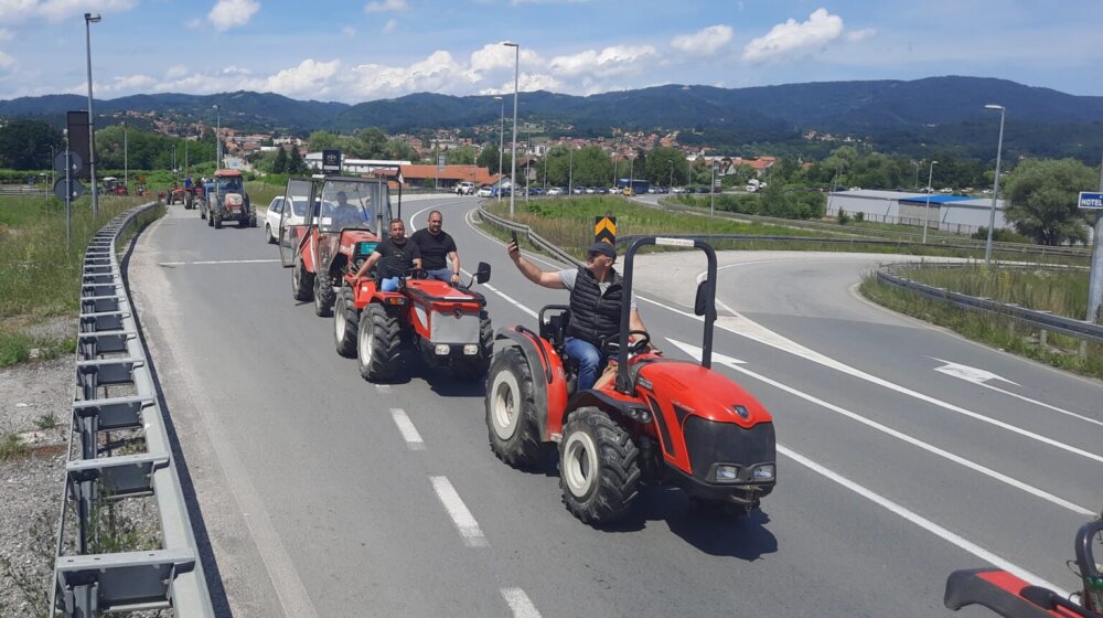 Malinari u protestnoj vožnji: „Umesto proizvođače, država štiti hladnjačare“ 1