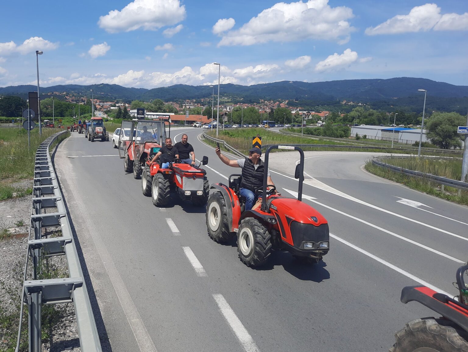 Malinari u protestnoj vožnji: „Umesto proizvođače, država štiti hladnjačare“