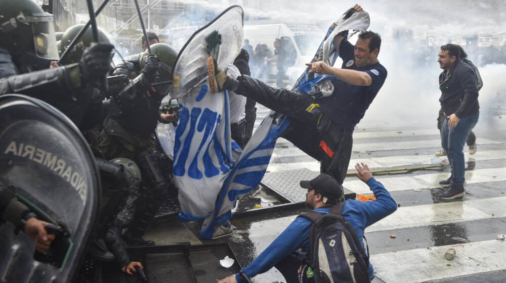 Tuča u Buenos Ajresu: Demonstracije protiv predsednika Argentine 1
