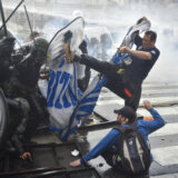 Tuča u Buenos Ajresu tokom demonstracija protiv ekonomskih reformi predsednika Argentine 9