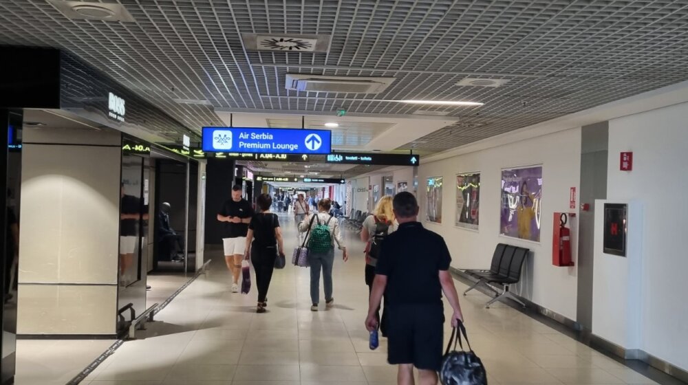 Carinik osumnjičen da je uzeo 1.500 evra putniku na beogradskom aerodromu da mu ne bi kontrolisao prtljag 1