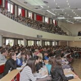 Koliko studenata u Srbiji je diplomiralo prošle godine? 4