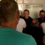 (VIDEO) Incident ispred Novosadskog sajma: Došlo do koškanja okupljenih i policije, nekolicina ljudi pobegla iz zgrade sa kutijama 1