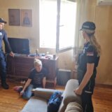 Žena na kolenima dok su je izvršiteljka i policija primoravali da se iseli: Porodica Vuksanović iseljena iz kuće u Beogradu (VIDEO) 3