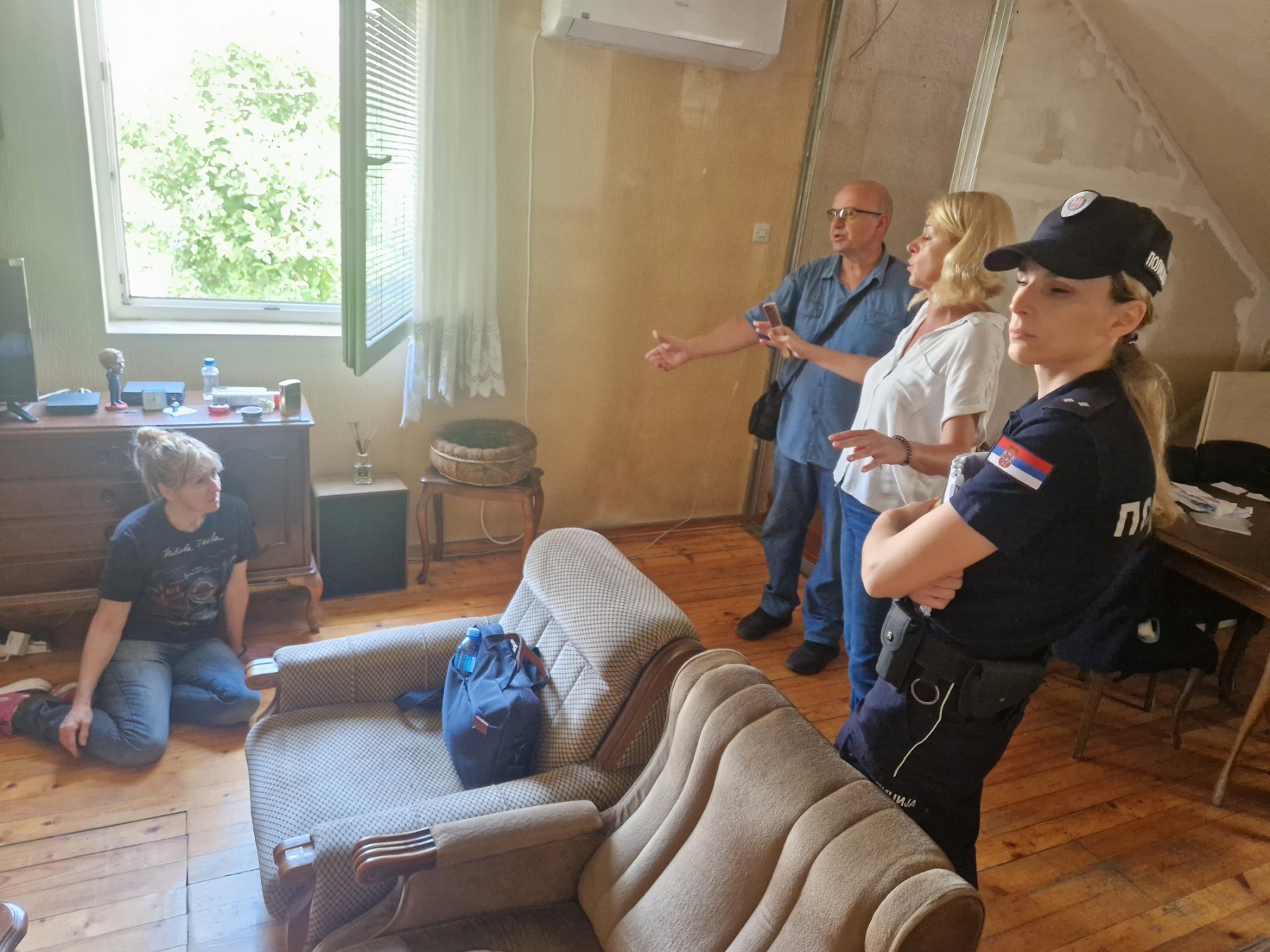 Žena na kolenima dok su je izvršiteljka i policija primoravali da se iseli: Porodica Vuksanović iseljena iz kuće u Beogradu (VIDEO) 2