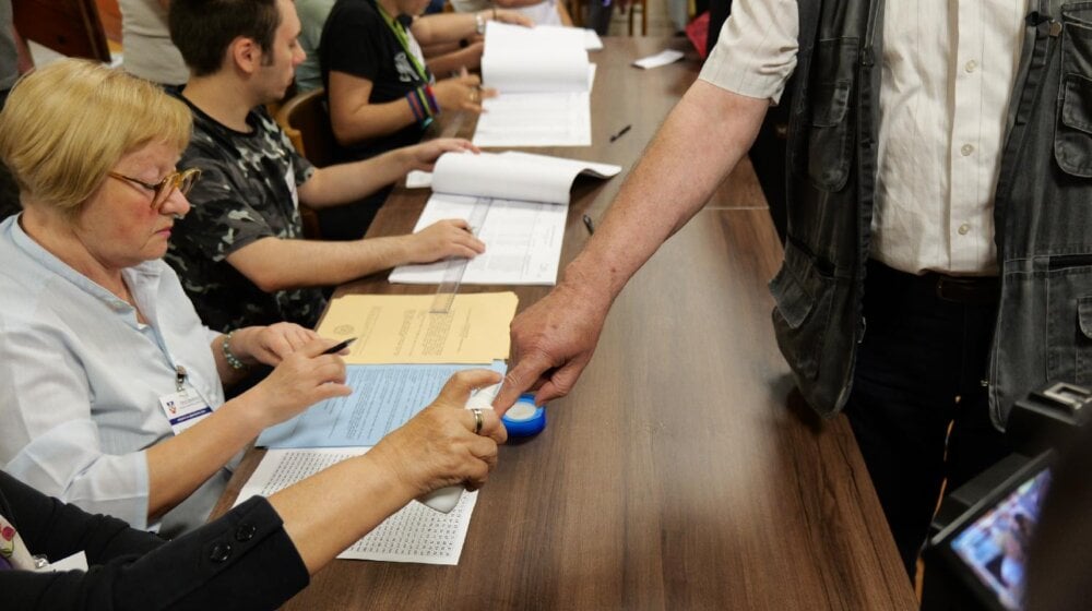 Prekinuto glasanje na dva biračka mesta u Vrbasu, pozvana policija 1