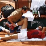 Novak Đoković povredio koleno, pa posle medicinskog tajm-auta izgubio drugi set 2