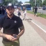 "Ovde se najmanje radi o meni": Novinar Danasa Uglješa Bokić o napadu na njega tokom izveštavanja ispred Novosadskog sajma 9