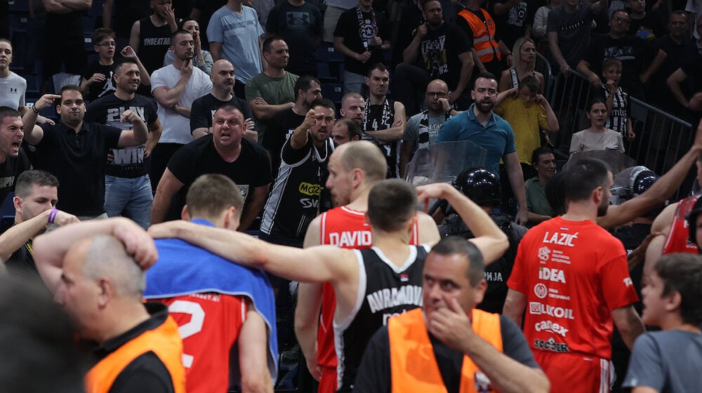 Prekinuto finale između Partizana i Zvezde, košarkaši crveno-belih napustili teren jer je publika vređala suprugu Nebojše Čovića 1
