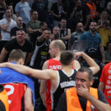 Prekinuto finale između Partizana i Zvezde, košarkaši crveno-belih napustili teren jer je publika vređala suprugu Nebojše Čovića 6