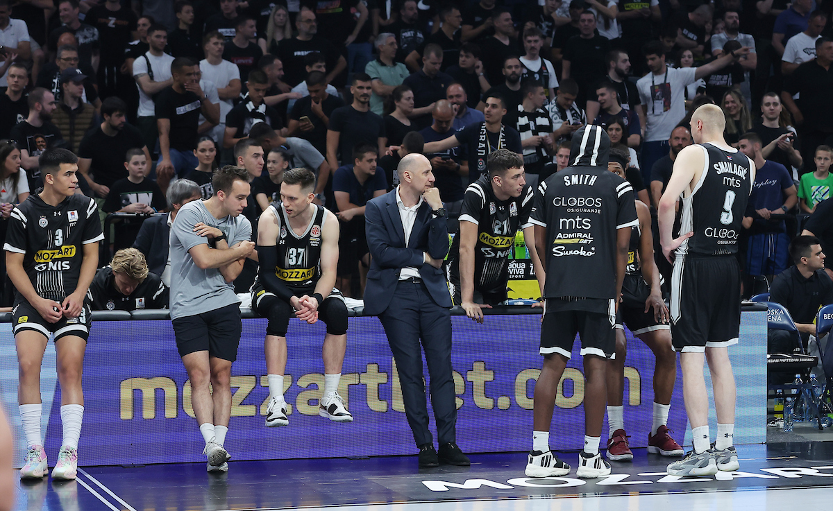 Prekinuto finale između Partizana i Zvezde, košarkaši crveno-belih napustili teren jer je publika vređala suprugu Nebojše Čovića 2