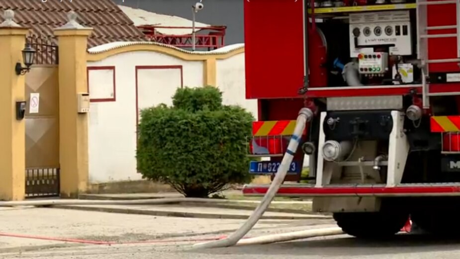 (VIDEO) Ugašen požar u Šidu: Vatrogasci dežuraju u dvorištu fabrike "Evrojug" 2