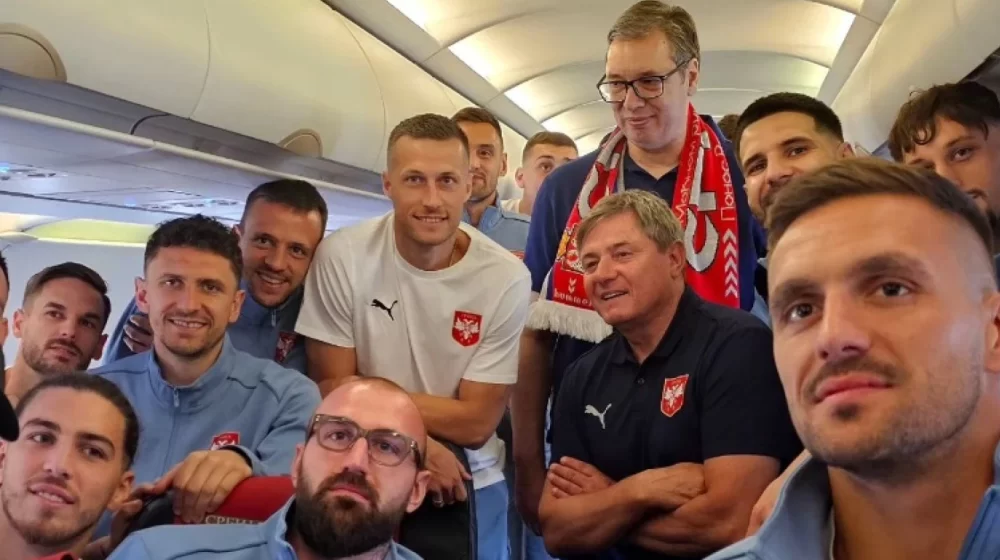 Vučić u avionu s "orlovima" pred polazak na EURO: Srbija je uz vas, i ako izgubite dočekaćemo vas kao pobednike (VIDEO) 1