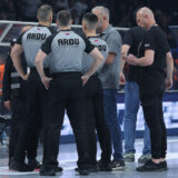 Sudija finalnog meča Superlige odlučio da će utakmica između Partizana i Zvezde biti nastavljena kad se isprazni "Arena" 17