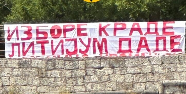 "Kreni-Promeni" na Niškoj tvrđavi istakao transparent 'Izbore krade, litijum dade' 1