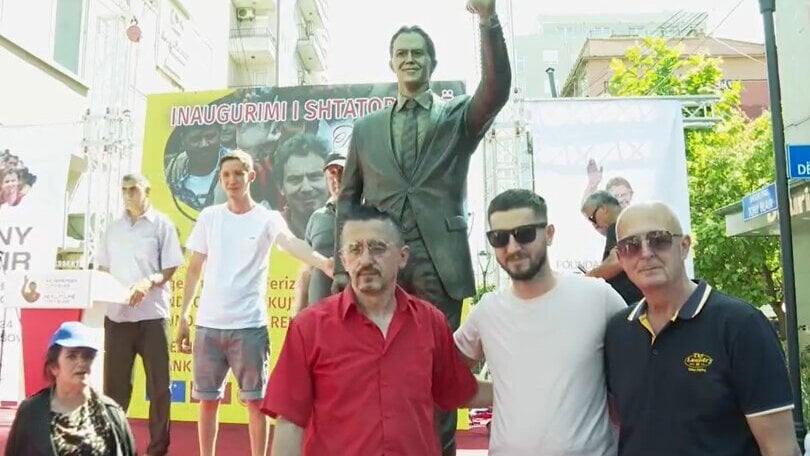 Britanski Indipendent: Na koga liči statua Toni Blera u Uroševcu? 1