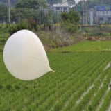 Severna Koreja opet balonima poslala smeće u Južnu Koreju 3
