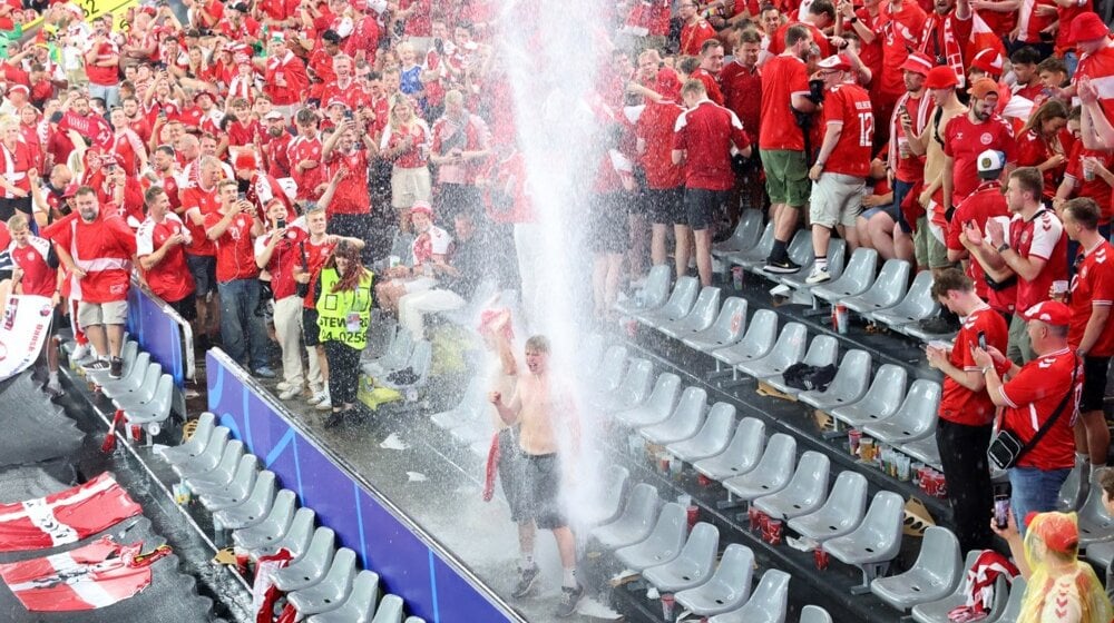 Nebo se otvorilo u Dortmundu: Danski navijači iskoristili prirodni vodopad sa krova stadiona za kupanje (VIDEO) 1