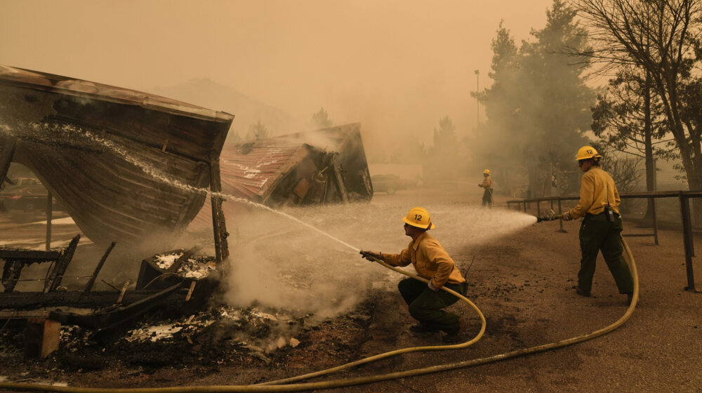 Zbog velikog požara u okolini Los Anđelesa evakuisano više od 1.200 ljudi 1