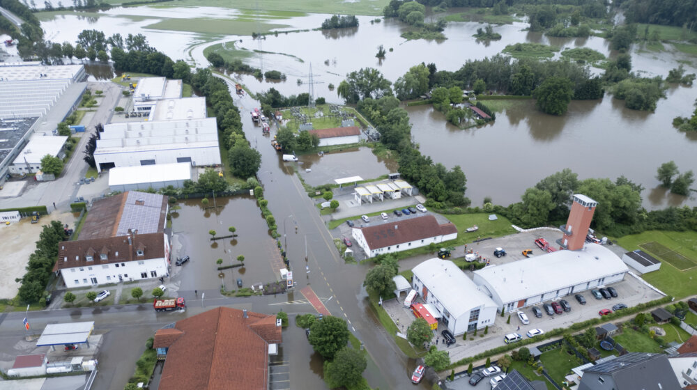 Velike poplave u Nemačkoj: Hiljade ljudi evakuisano, udavio se vatrogasac 1