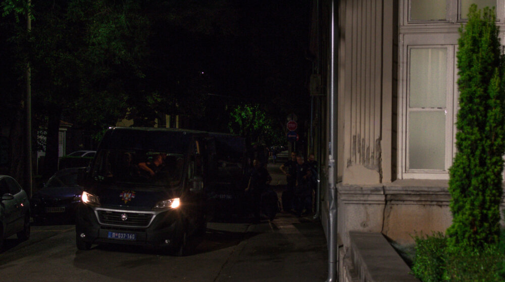 Opozicija u Nišu još nije dobila odobrenje GIK da pregleda izborni materijal, policija noćas iz zgrade odnosila crne džakove 1