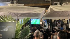 (VIDEO, FOTO) Aplauz za fudbalere Srbije i psovke za sudije: Kako su navijači u beogradskim kafićima ispratili utakmicu sa Engleskom? 4