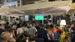 (VIDEO, FOTO) Aplauz za fudbalere Srbije i psovke za sudije: Kako su navijači u beogradskim kafićima ispratili utakmicu sa Engleskom? 6