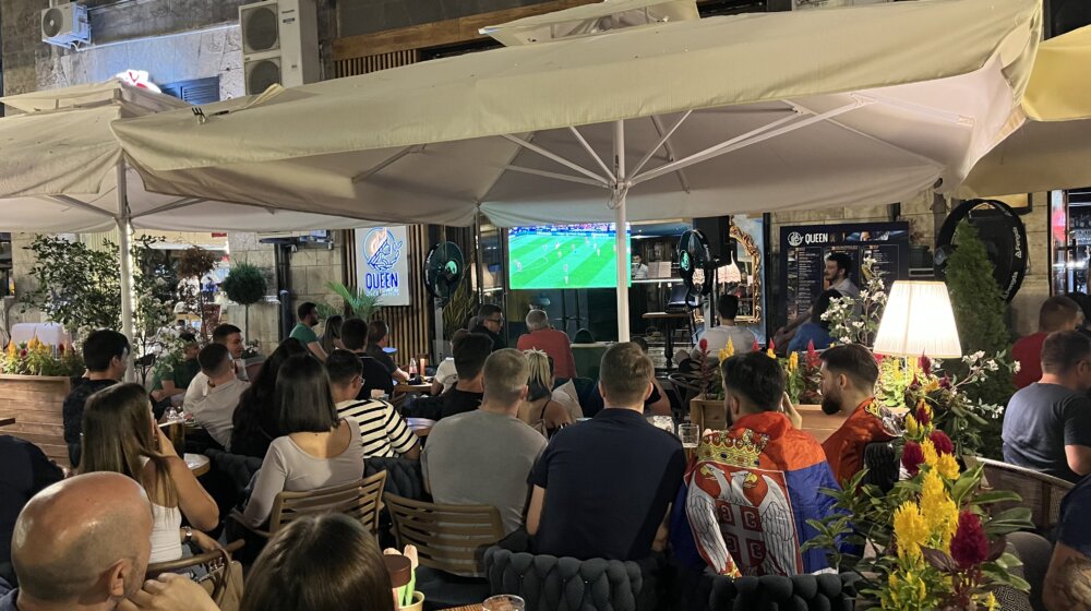 Aplauz za fudbalere Srbije i psovke za sudije: Kako su navijači u beogradskim kafićima ispratili utakmicu sa Engleskom? 10
