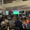 Aplauz za fudbalere Srbije i psovke za sudije: Kako su navijači u beogradskim kafićima ispratili utakmicu sa Engleskom? 12