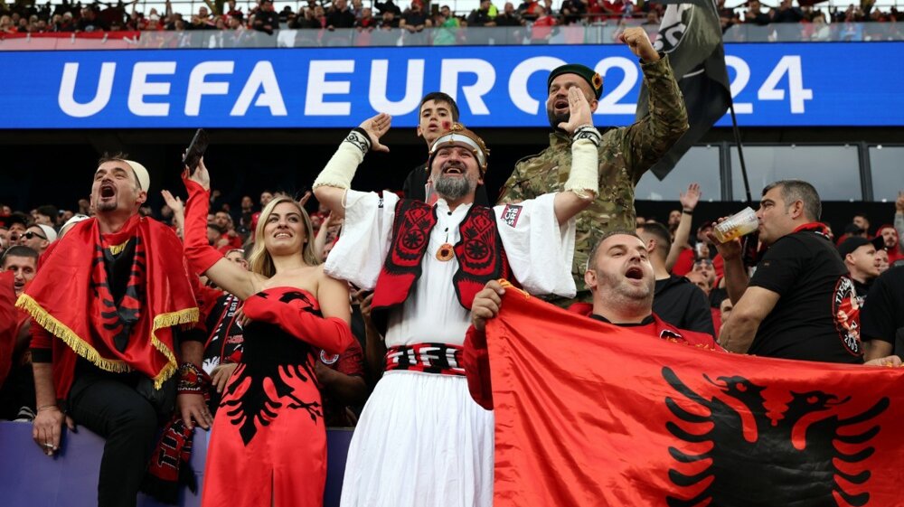 Fudbalski savez Srbije obavestio navijače koje zastave mogu da se unesu na stadion u Gelzenkirhenu 2