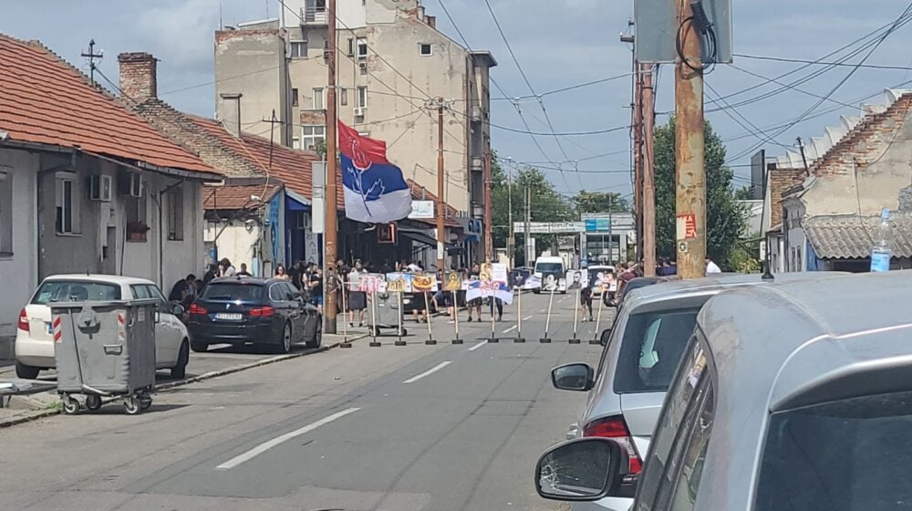 Otkazan festival "Mirdita, dobar dan", desničari i dalje ispred Dorćol Platz-a (FOTO) 9