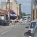 Oko pedeset desničara sprečava ulazak na festival "Mirdita, dobar dan" i maše srpskim zastavama, bila i dojava o bombi (FOTO) 3