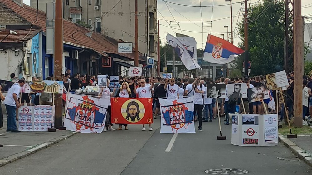Završen protest ispred Dorćol platza: Otkazan festival „Mirdita, dobar dan“ desničari se razišli uz vatromet i baklje (FOTO, VIDEO) 11