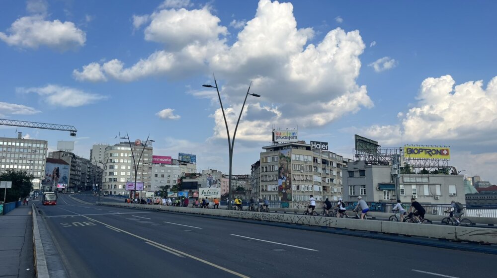Biciklisti simbolično raširili žutu traku Brankovim mostom u znak protesta 15