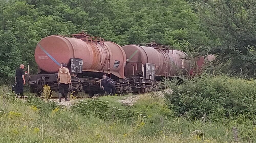 Voz koji je prevozio sumpornu kiselinu ispao iz šina u blizini Bora: Meštani osećaju smrad, nadležni tvrde da nema curenja 1