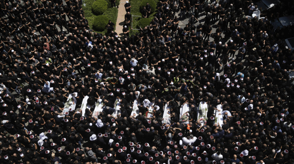 Hiljade ljudi na sahrani dece ubijene u raketnom napadu na Maždal Šams 9