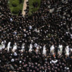 Hiljade ljudi na sahrani dece ubijene u raketnom napadu na Maždal Šams 13