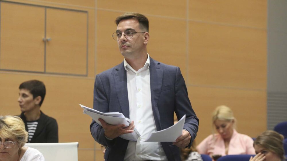 Saga je završena: Marko Bastać i zvanično na Starom gradu otišao sa SNS-om, odbornike pozvao da "ne budu taoci" Lazovića, PSG i ZLF će napustiti glasanje 12