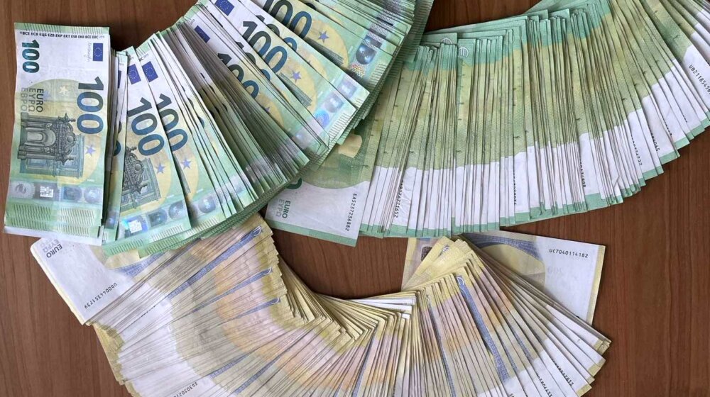 Uprava carina: Pokušala u vešu da prokrijumčari skoro 57.000 evra 14