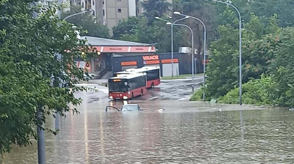 "Godinama se žalimo opštini": Da li bi Šapićevi "znakovi pored puta" rešili problem poplavljenih saobraćajnica u Beogradu? 11